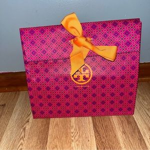 Tory Burch Medium gift bag with bow